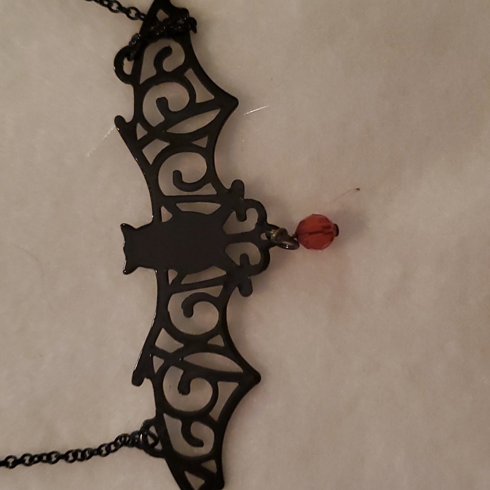 Bat necklace - Picture 2 of 2